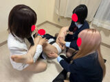 友達に裏切られ美人教師と友達3人がかりで股裂き体勢で押さえつけられて くすぐりと電気アンマで逝かされまくる激弱女子みーなちゃん